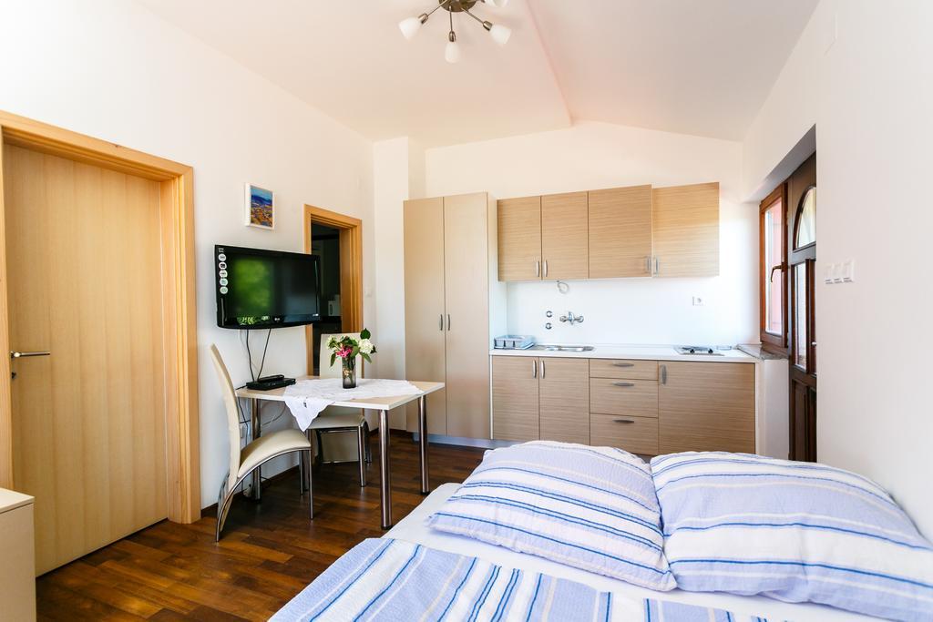 Apartments Josip Pinezići 部屋 写真