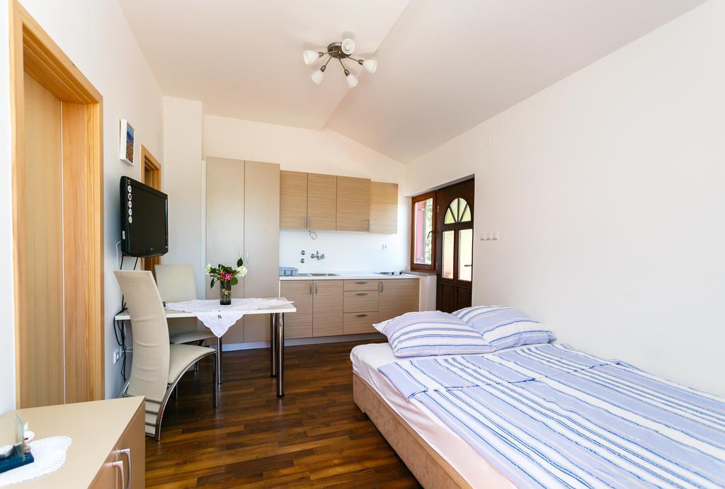 Apartments Josip Pinezići 部屋 写真